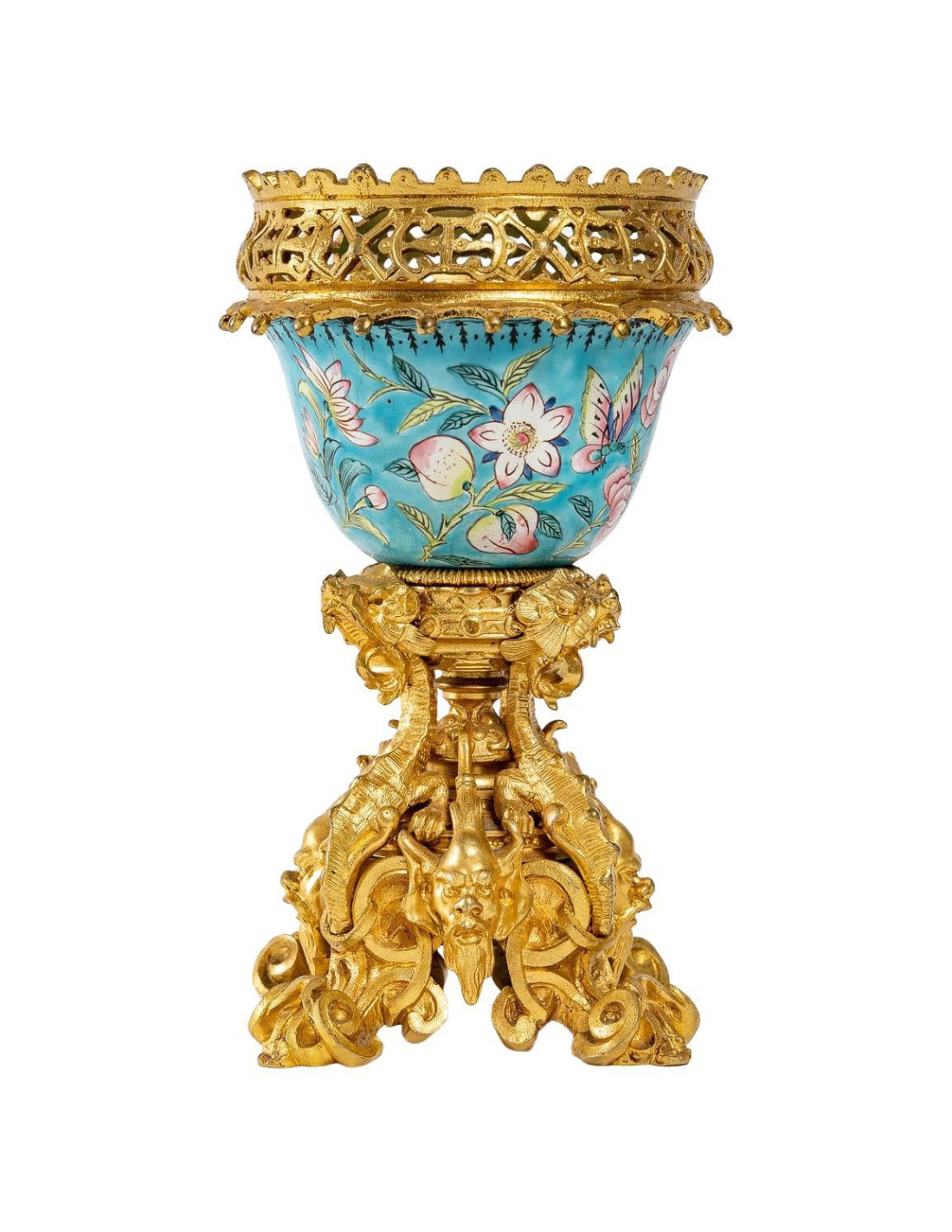 一个19世纪的亚洲瓷器和带凹槽和镀金的铜碗。