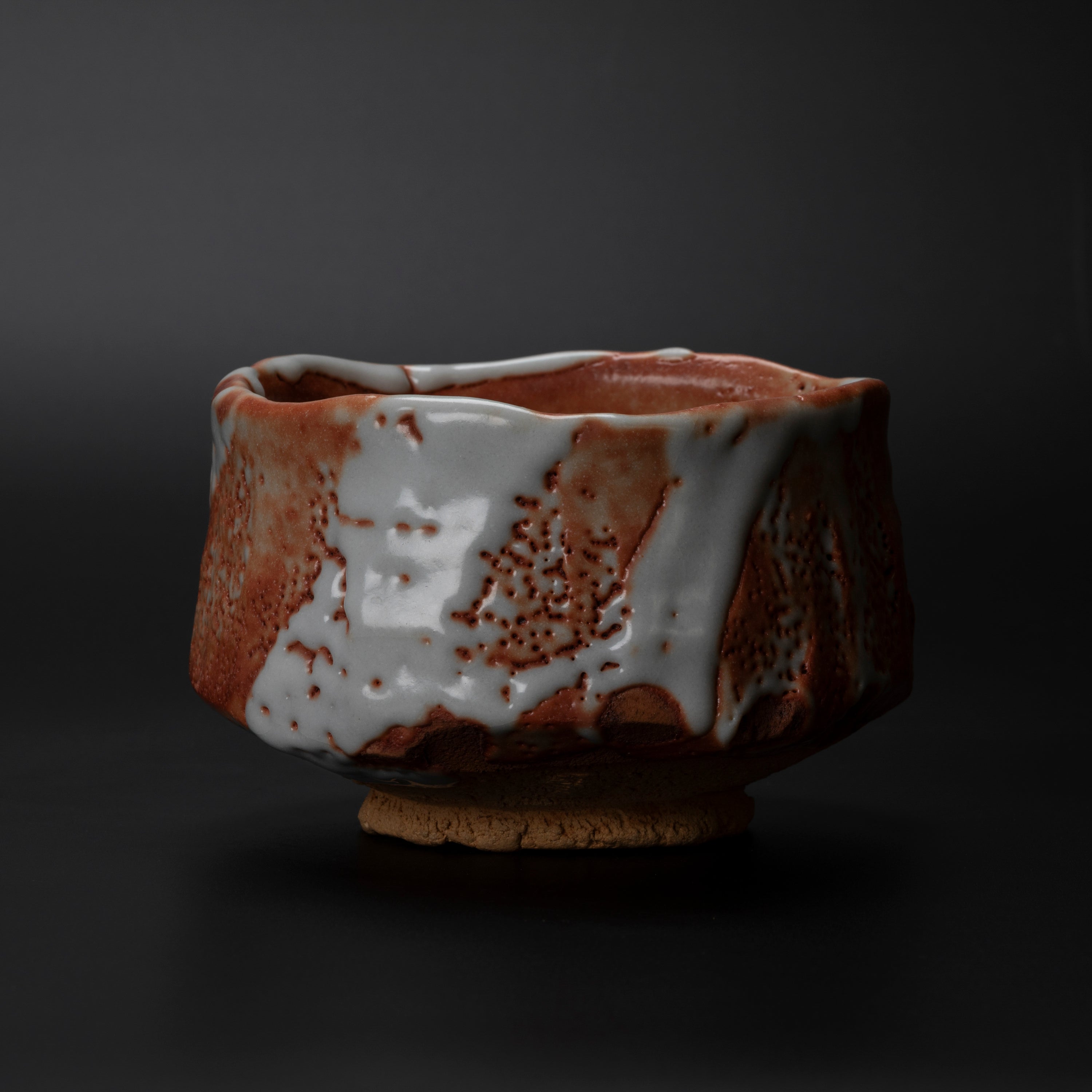 美しい古美術◼️蔵から美しいぐるりとうねりの見事な抹茶茶碗が出て来