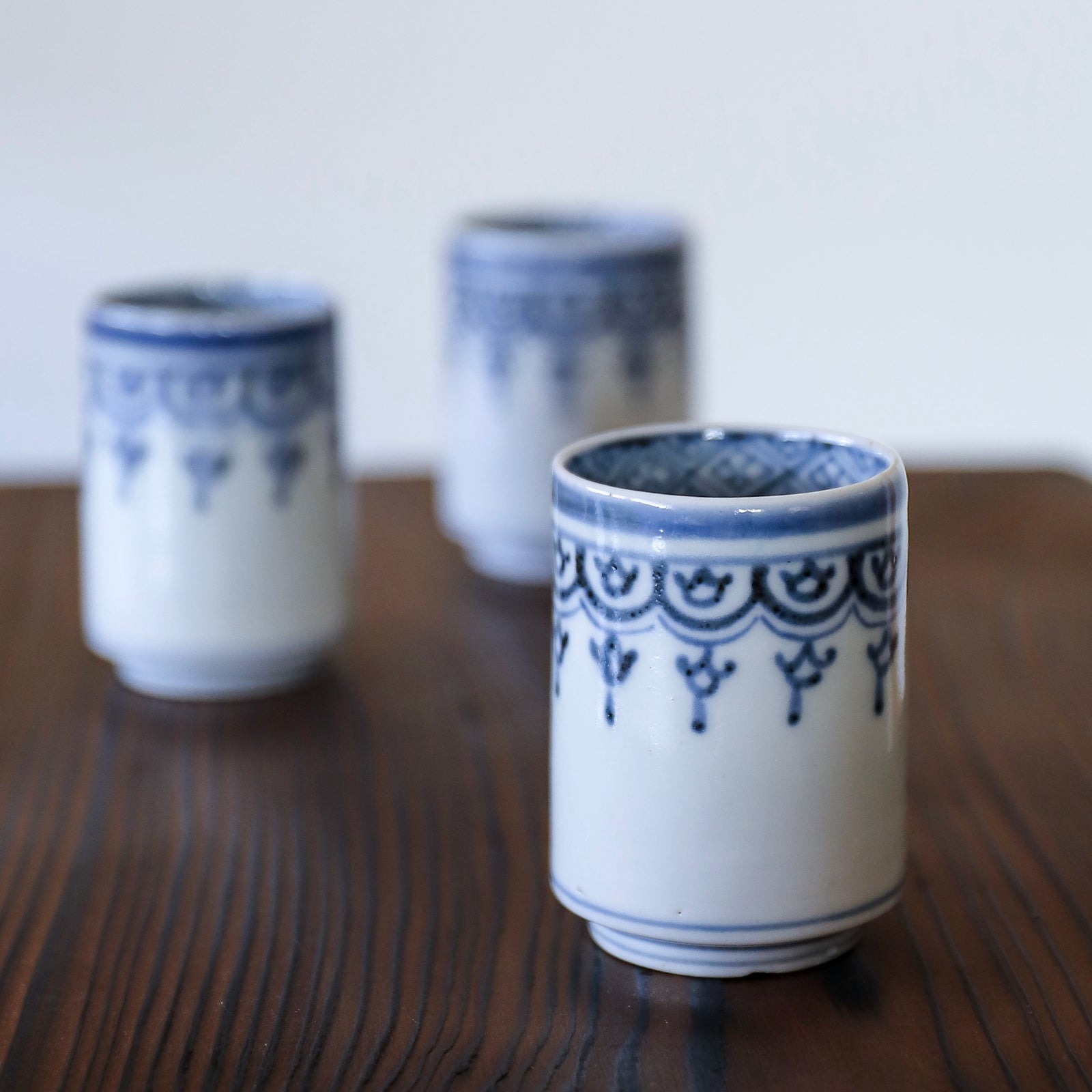 古伊万里 染付 氷裂文 覗き猪口 骨董 古伊万里染付氷裂小花文覗き猪口