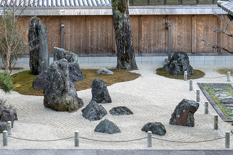 感應寺 青石による七五三石組の石庭 -庭園ガイド