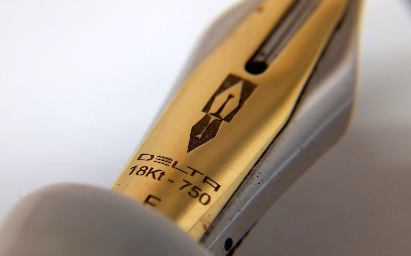 デルタのフュージョンニブの万年筆 (ドルチェビータ・フェデリコの別注