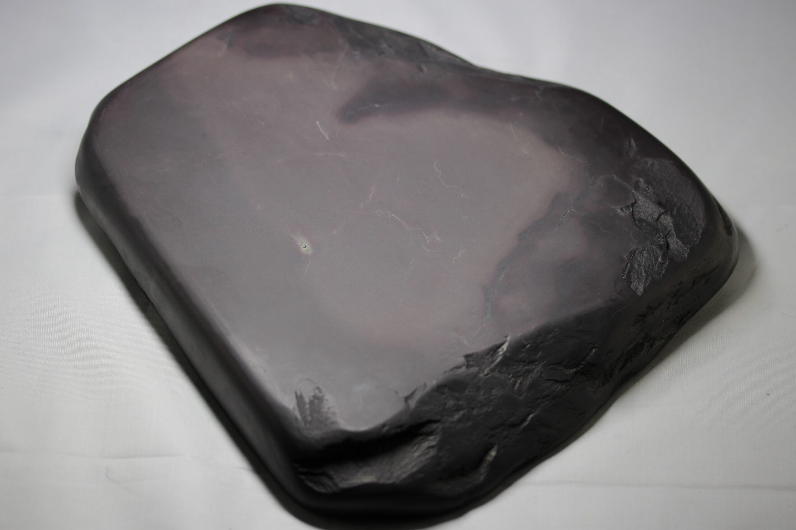 端渓硯 ◇旧老坑水巖・魚脳砕凍・胭脂暈・金綫