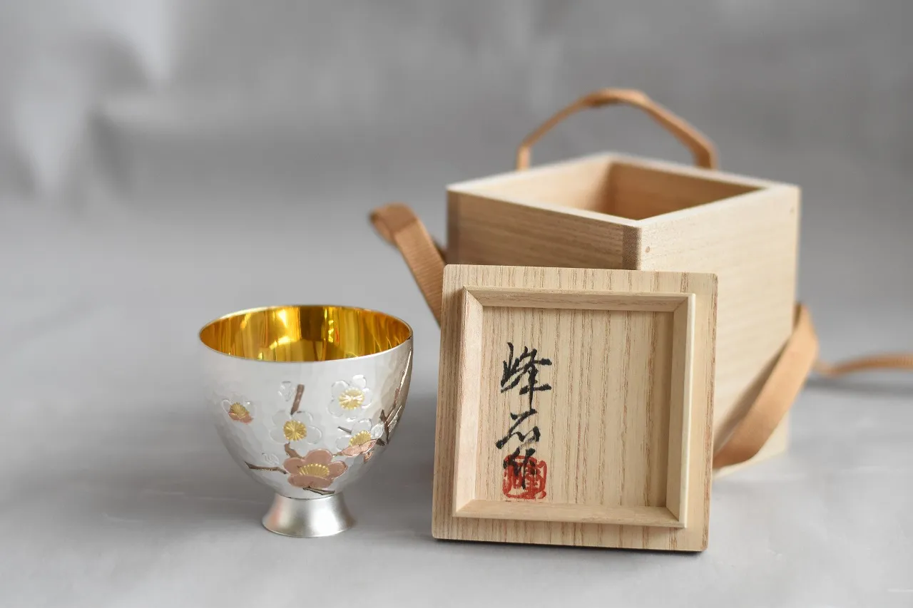 加藤偉三 桃山子 紅安南 ぐい呑盃 梅花図 共箱 加藤偉三 桃山子 紅安南