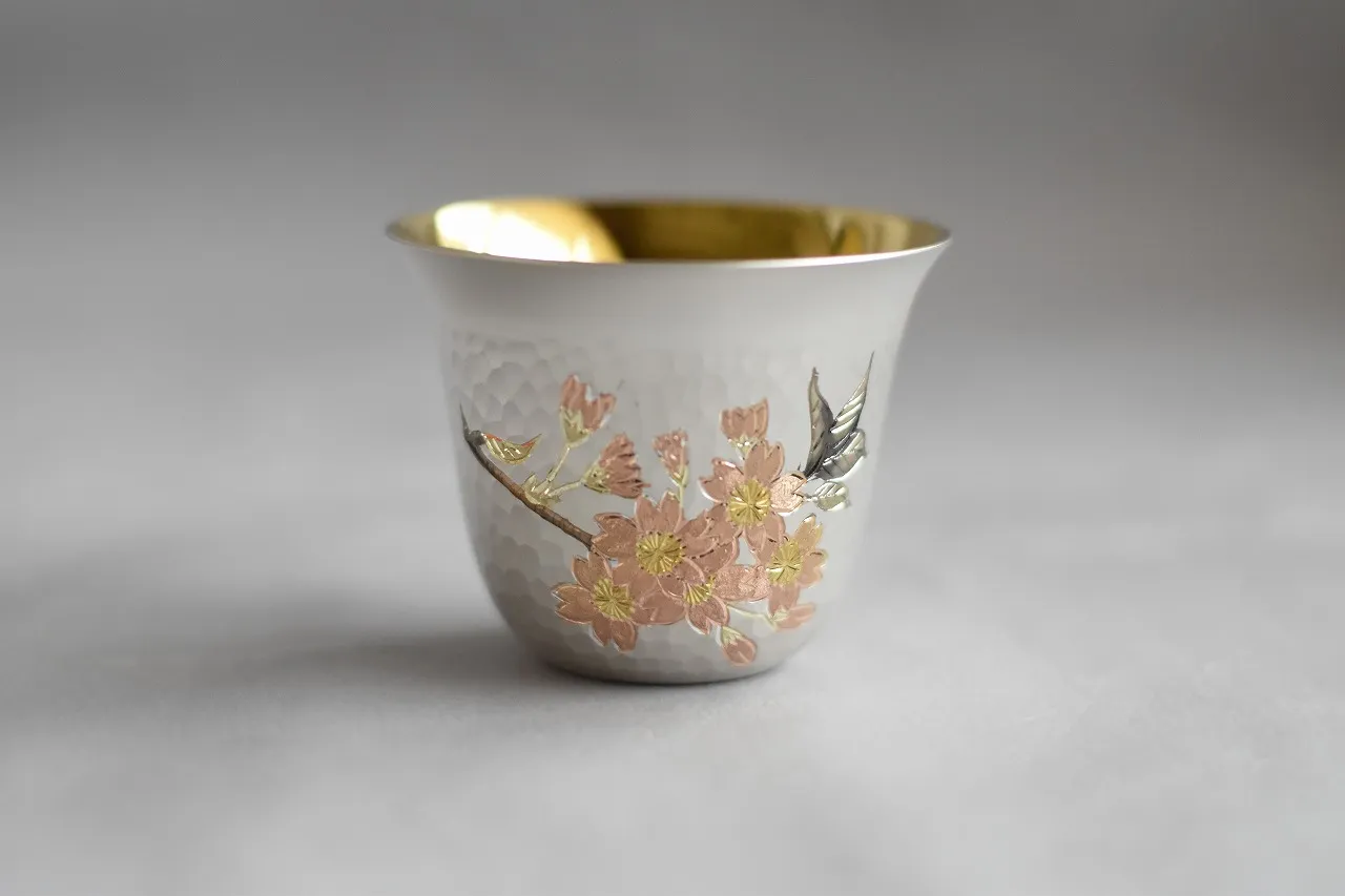 奥山峰石作・ぐい呑み『桜』口広 ｜ 内藤銀器製作所