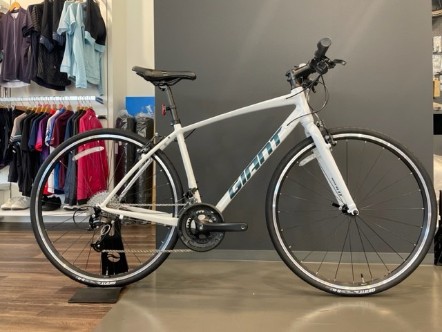 ☆高年式2022 GIANT ESCAPE RX3 人気のホワイト Mサイズ GIANT ESCAPE