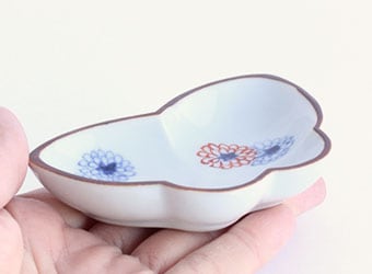 萌窯 蝶形豆皿（染赤菊）｜九谷焼のうつわ｜和食器通販 じろや