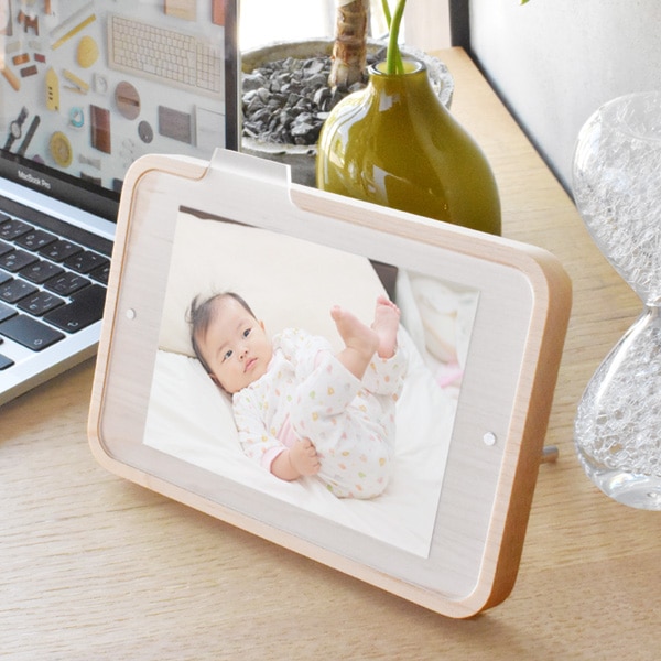 PhotoStand」写真が簡単に交換できる写真立て、本物の無垢材を使用した
