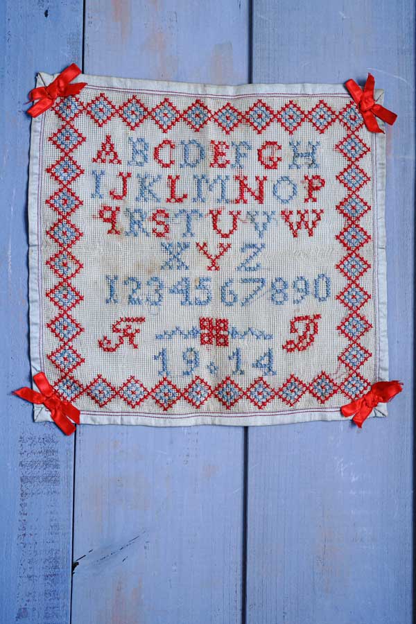 イギリスの1914年刺繍サンプラー32×33.5cm ge-835の通販｜こよなく