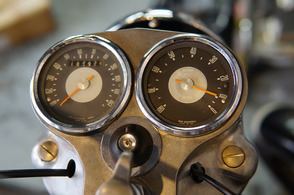 自分のバイクはしょせん教材。スミスグレーフェイスタコメーターを直し