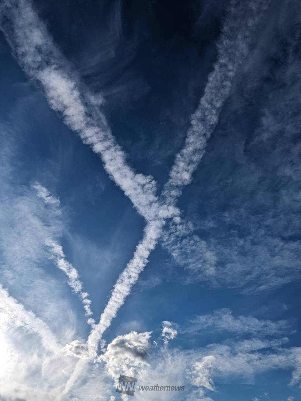 飛行機雲「X」 注目の空の写真 ウェザーニュース