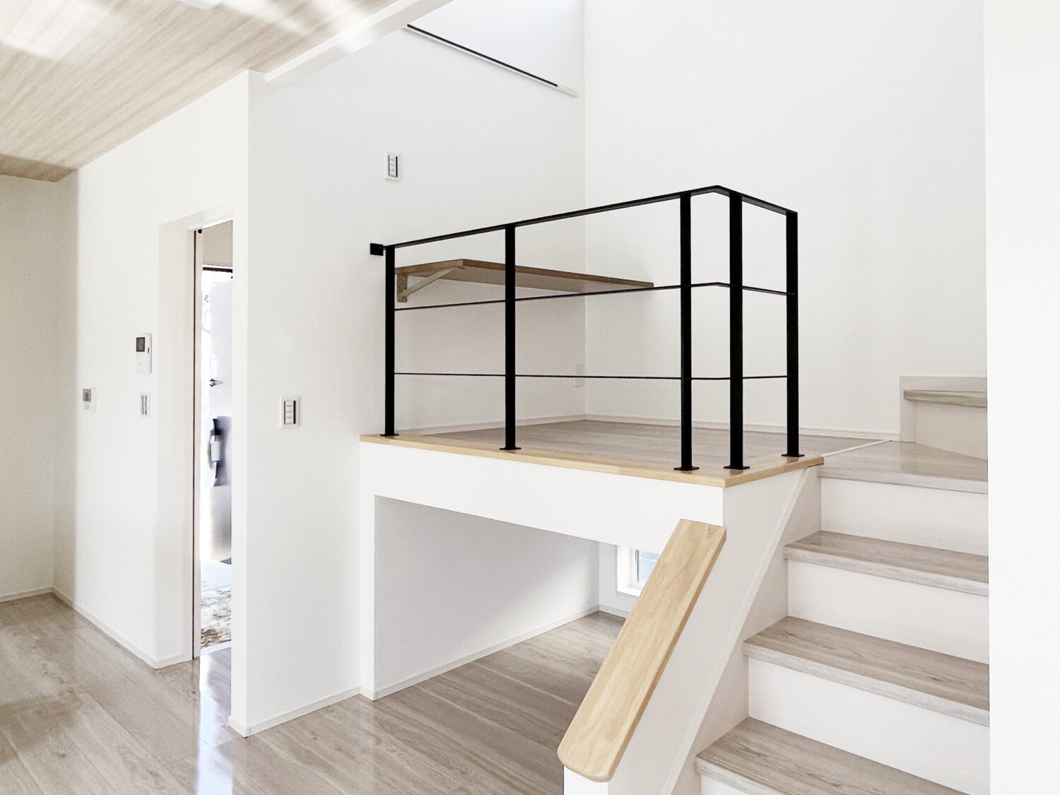 大阪】シンプルなアイアンフラットバー手すりをリビングのスキップフロアに