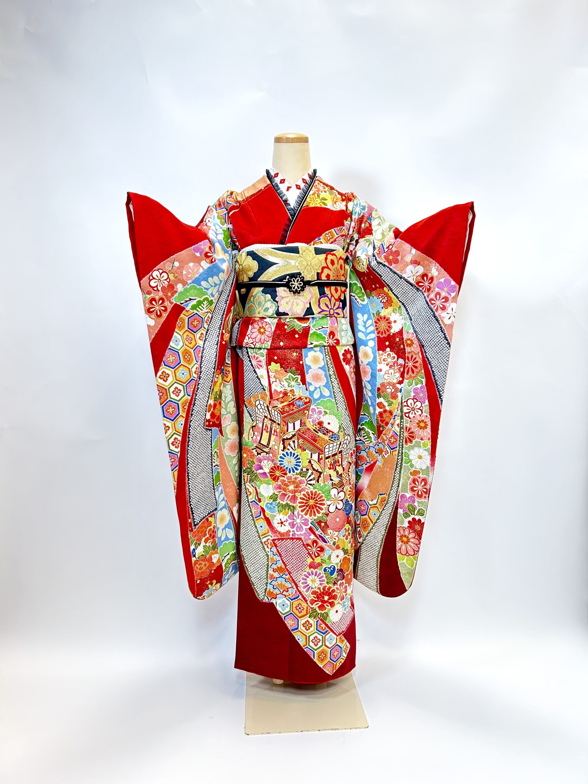 赤にカラフル古典柄が華やか | 京都・大阪で振袖・前撮りのことなら花⼗⾊
