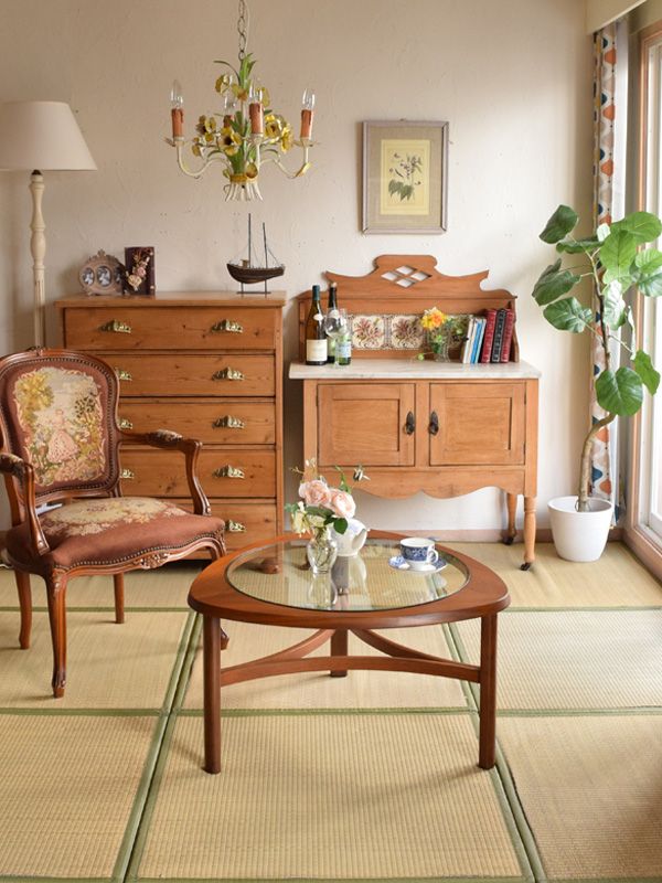 オシャレな取っ手が魅力のアンティーク家具、オールドパインのチェスト