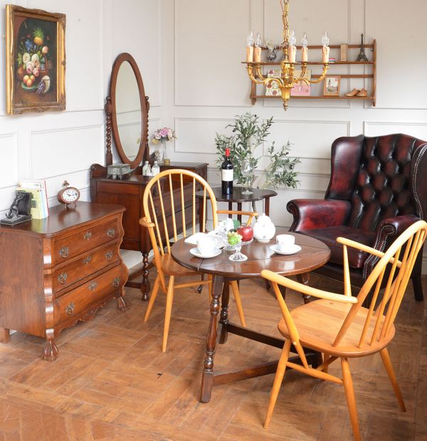 天板の形が三角から丸に変わるイギリスのアンティーク家具、伸張式