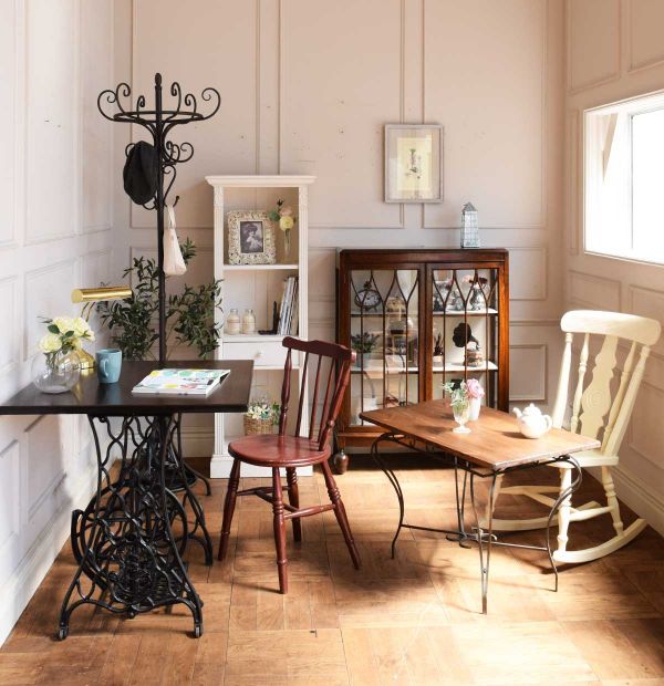 イギリスアンティークのおしゃれなテーブル、アイアン脚の足踏みミシン