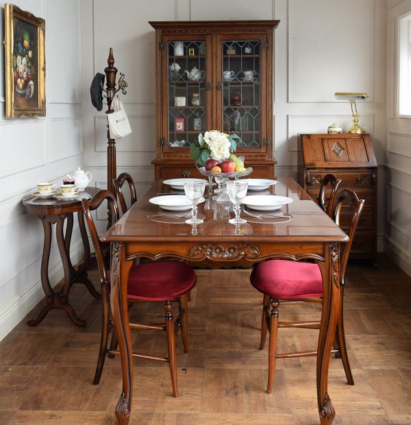 英国アンティーク調のおしゃれなテーブル、象嵌が美しいマホガニー材の