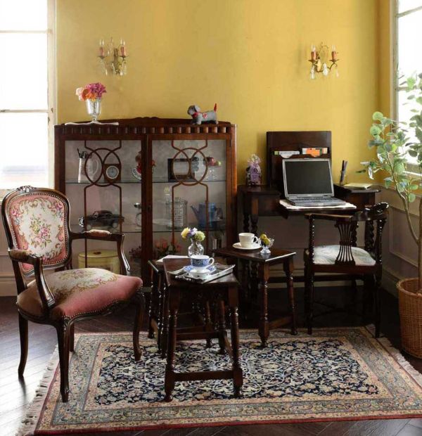 イギリスアンティークのテーブル、英国らしい重厚感のあるネスト