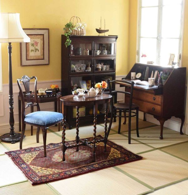 英国アンティークのおしゃれなライティングビューロー、象嵌模様が