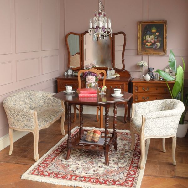 高級感のある英国アンティークのテーブル、美しいマホガニー材のサイド