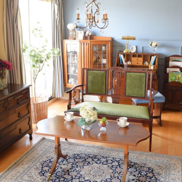 英国から届いたアールデコデザインの椅子、アンティークのピアノ