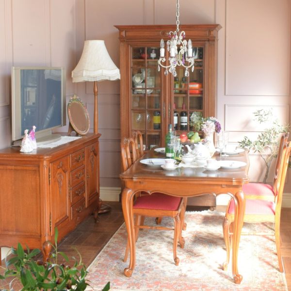 ロイヤルドルトンの陶磁器の人形、アンティークのフィギュリン（Sweet