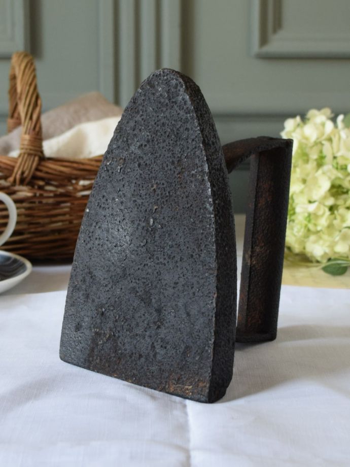 アイアンで出来たコテ型の鉄製アイロン、イギリスアンティークの