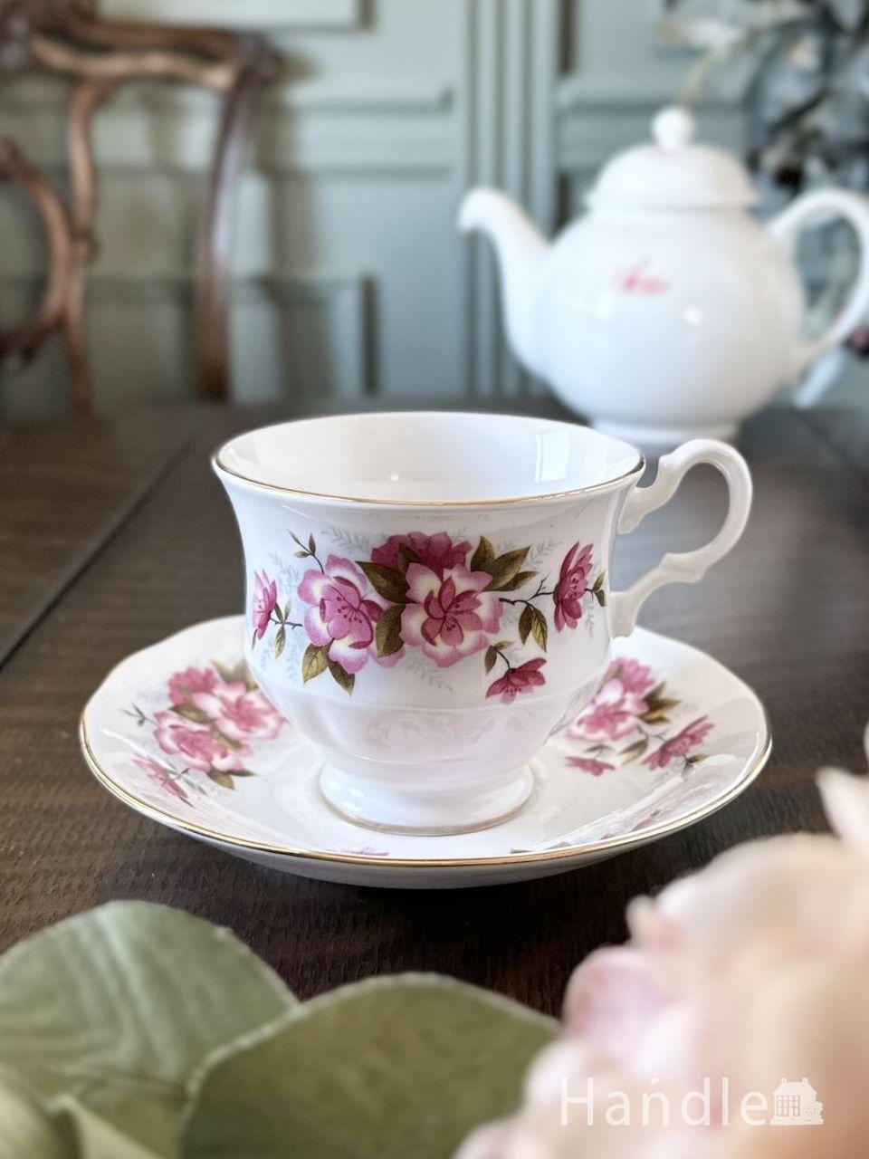 ピンク色の八重桜が描かれたアンティークの食器、ロイヤルケント(Royal