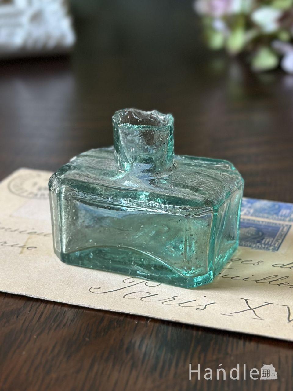 英国アンティークガラスの小さなビン、ペンの置き場が付いているインク