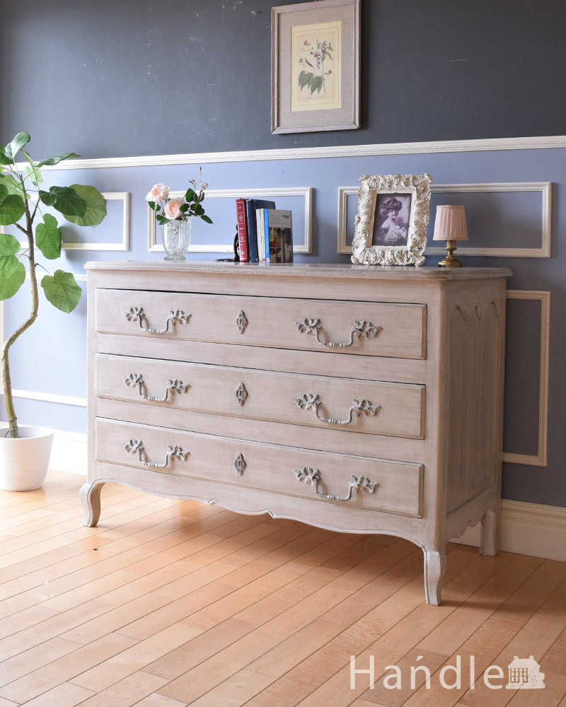 フランスから届いたホワイトのアンティーク風チェスト（chest of