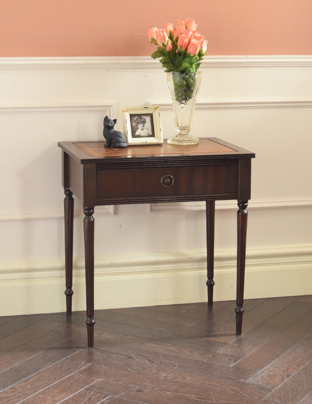 英国のアンティーク家具、革張り天板のベッドサイドチェスト（ナイト