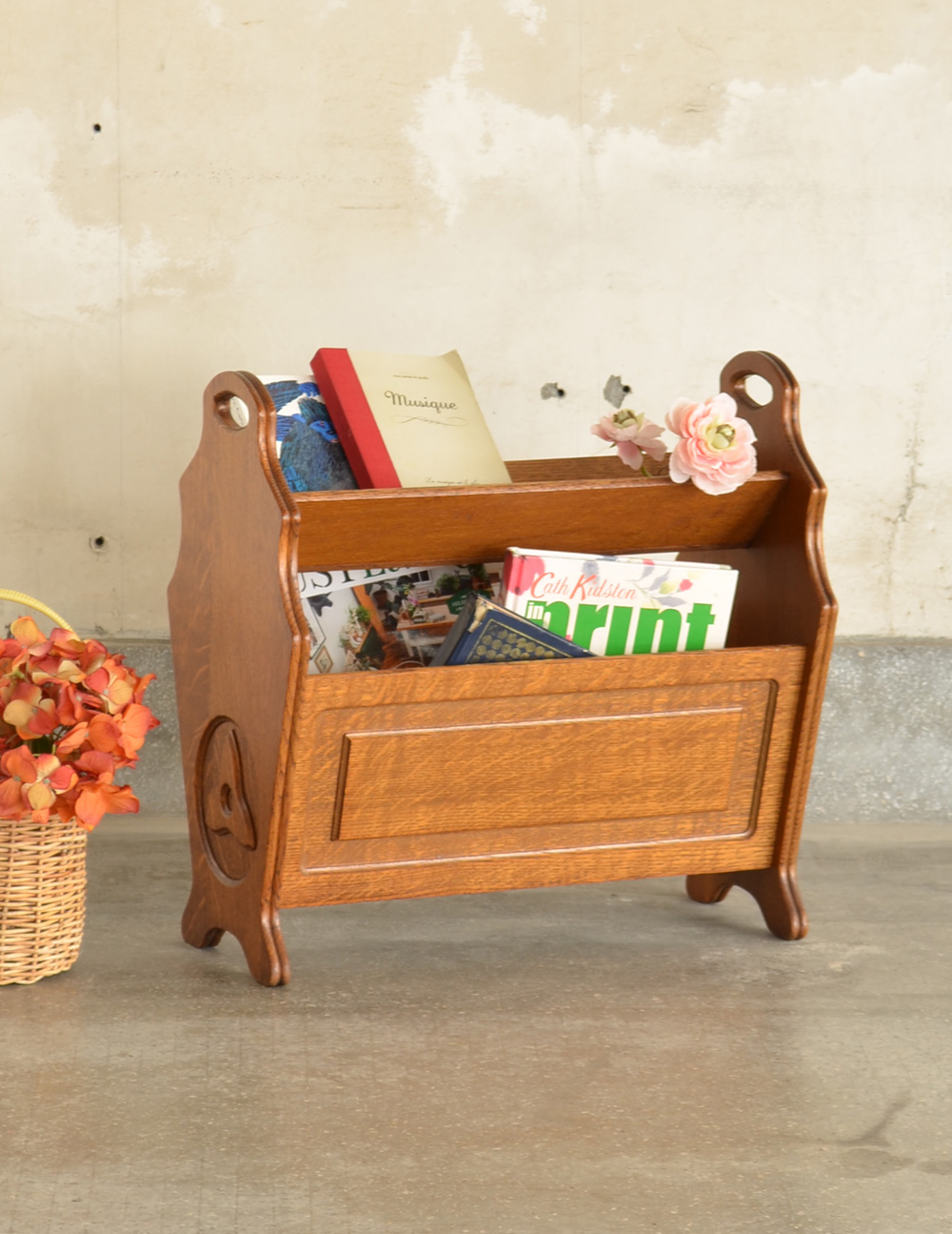 リビングで使えるアンティークの収納グッズ、上にも収納付きの便利な