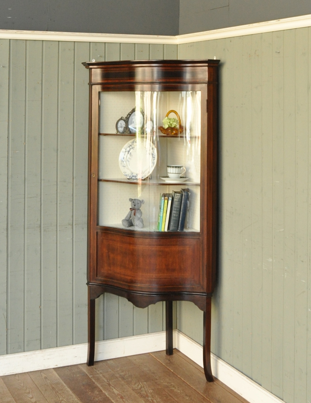 角を有効に使うアンティーク家具、ガラス扉のコーナーキャビネット(k