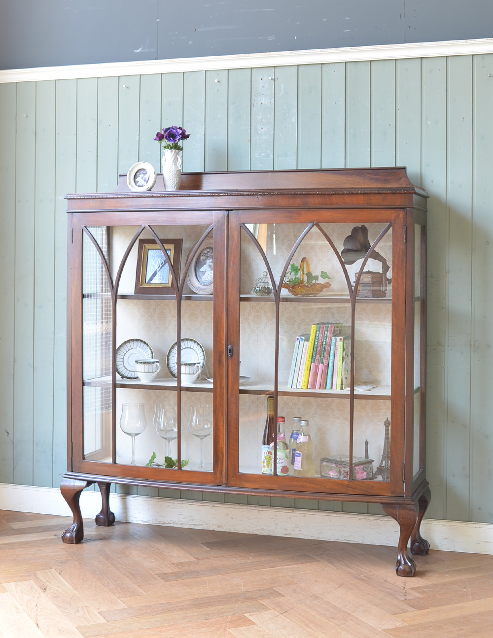 イギリス定番のアンティーク家具、シックなガラスキャビネット（飾り棚