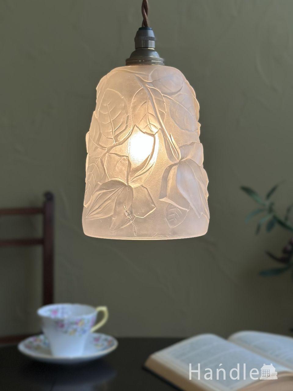 フランス便で到着 フリルが美しいオパールセント シェード ペンダント