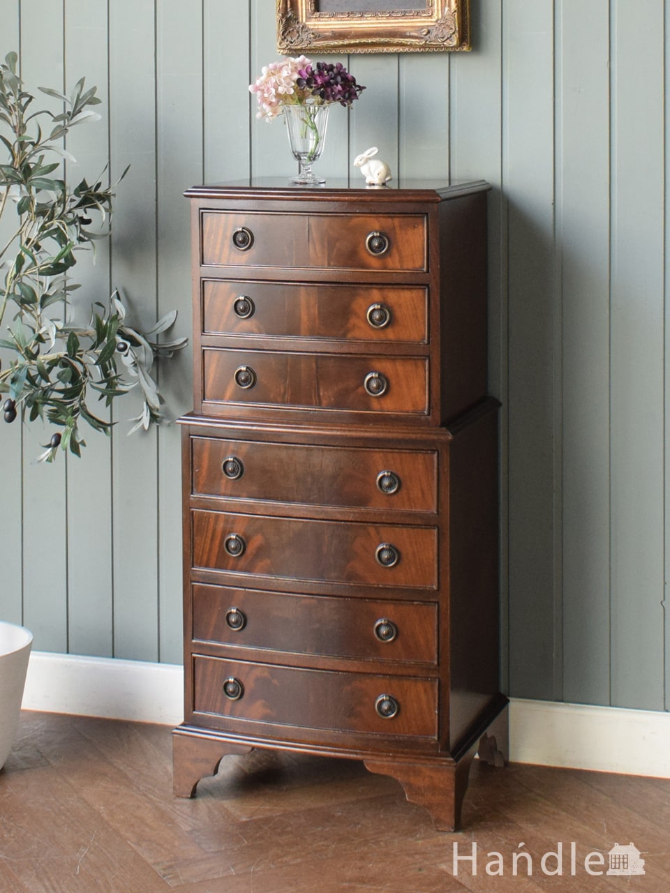 オシャレな取っ手が魅力のアンティーク家具、オールドパインのチェスト