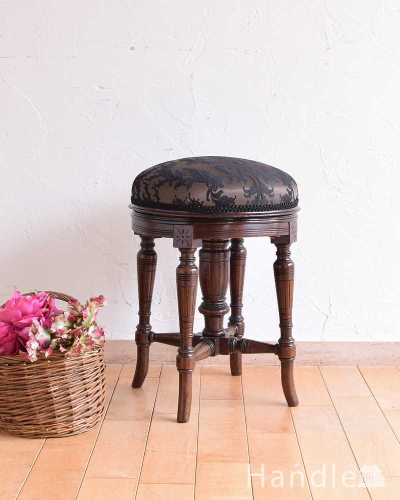 彫りがたっぷりと施された支柱が付いた豪華フランスアンティークの