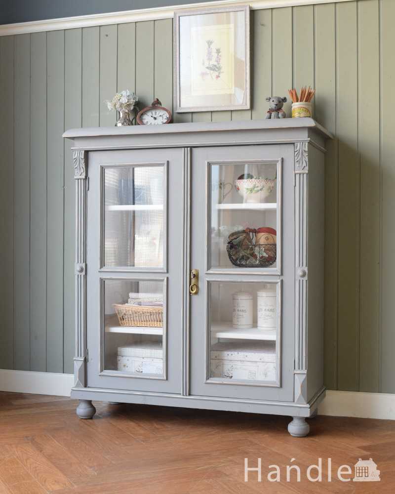 フレンチスタイルのガラスキャビネット、置きやすいサイズの