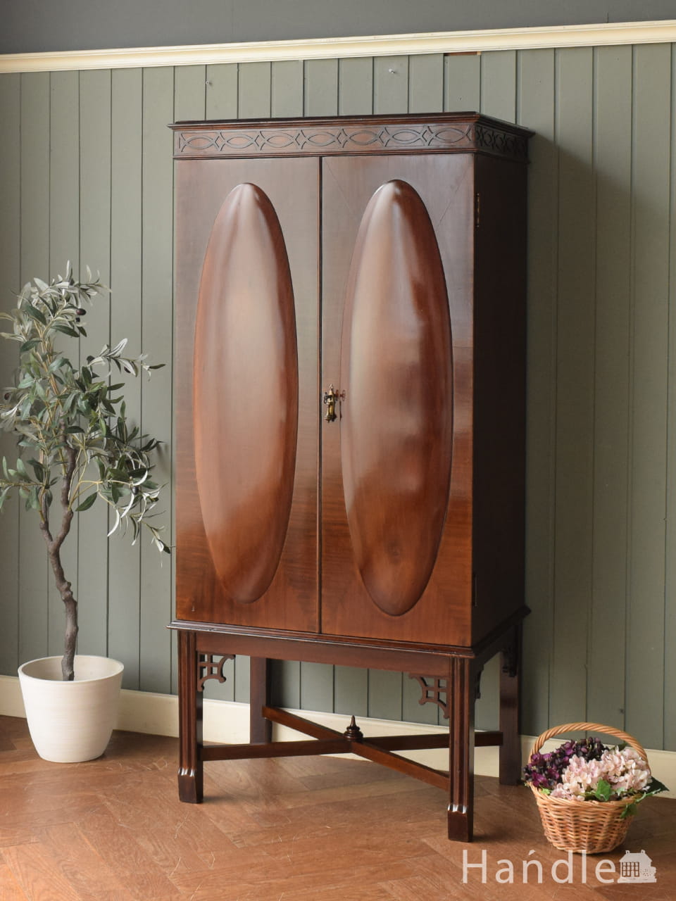 華やかな英国輸入のアンティークバーキャビネット（カクテル