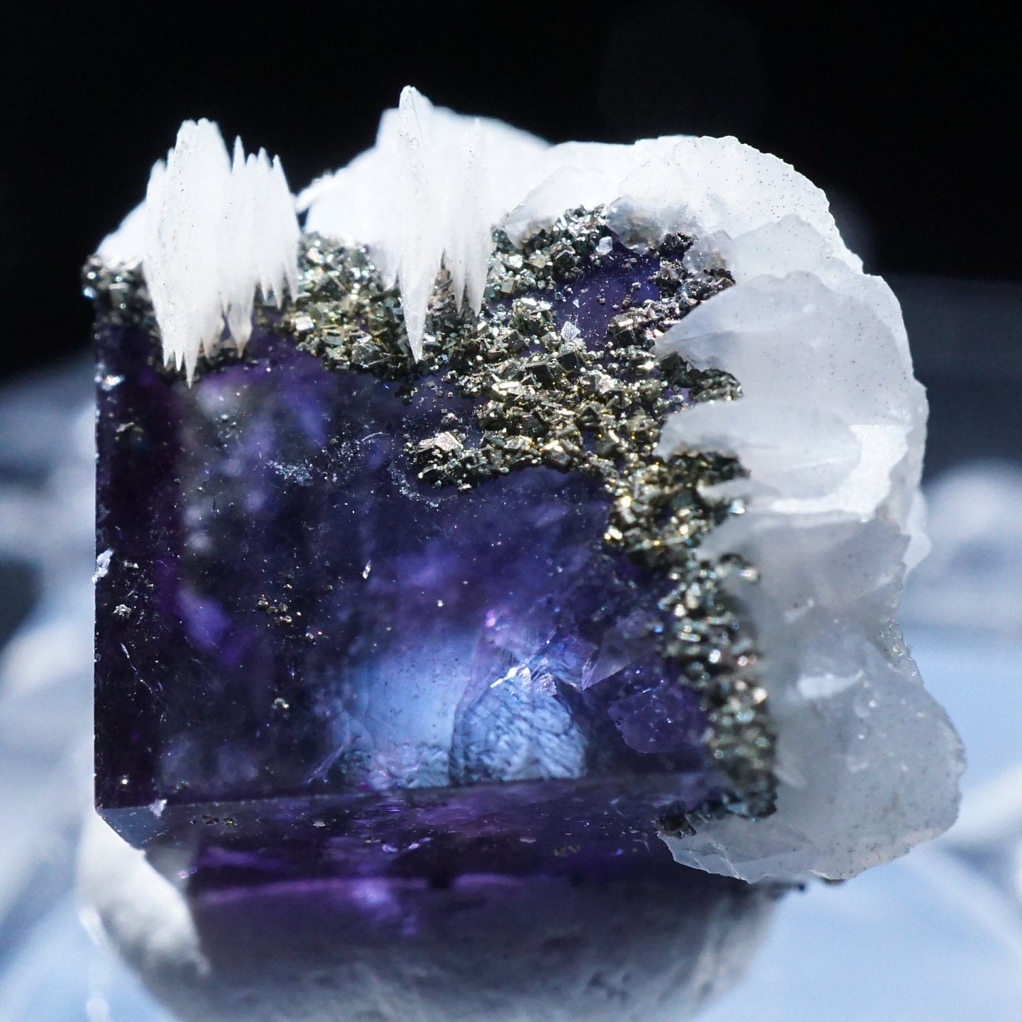 ヤオガンシャン山脈の様な景色パイライト共生「アジュールブルー