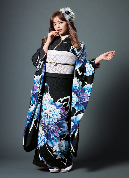 振袖 青色と黒色 花柄