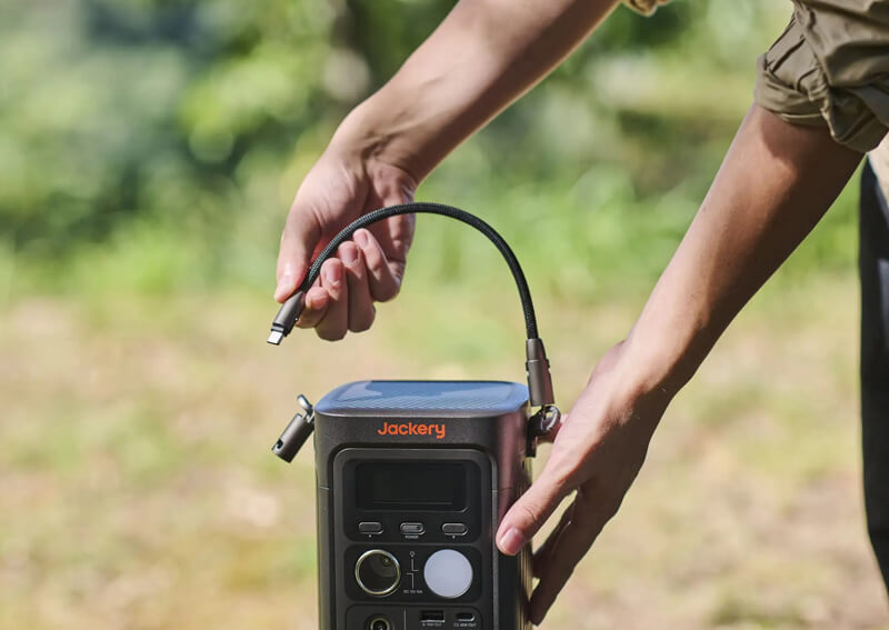 肩掛けできる電源が発売！ 災害時も屋外も安心の2WAY持ち歩きスタイル