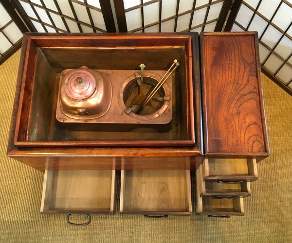 長火鉢（関東火鉢）ケヤキ材 五徳・火箸・灰ならし付き。