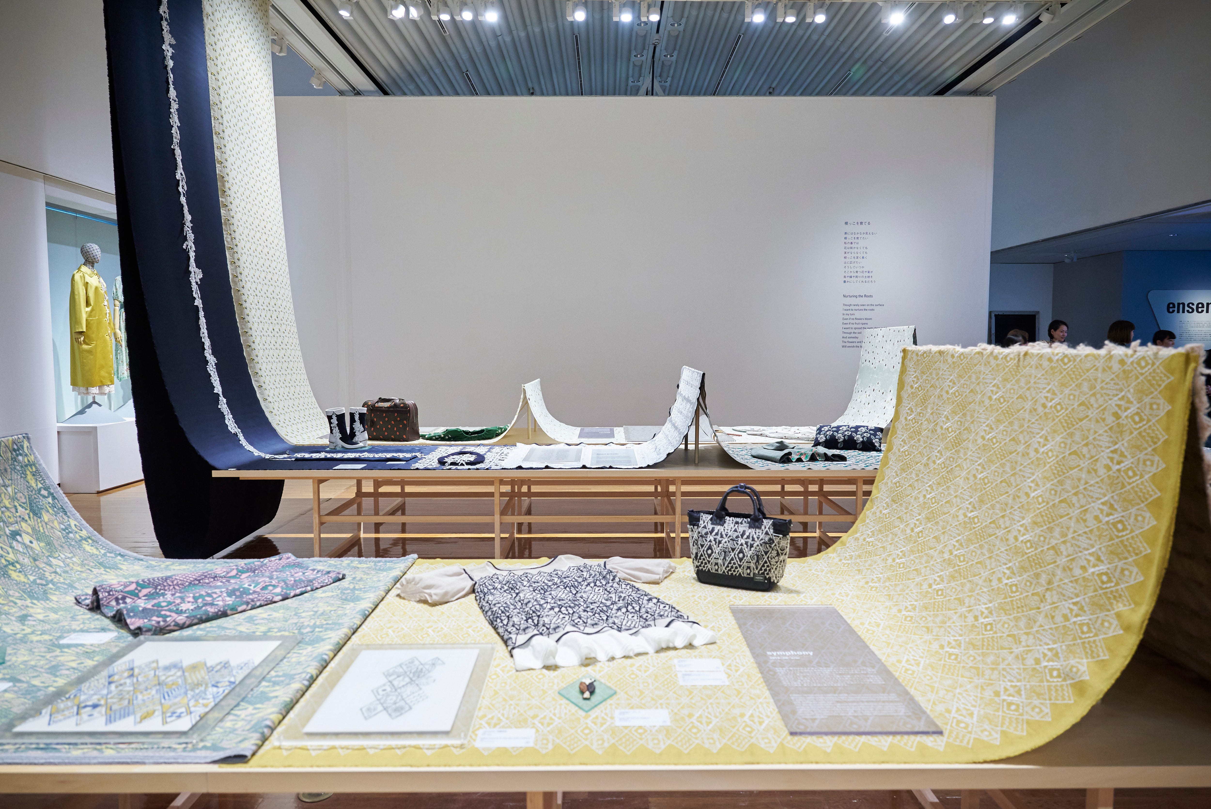 ミナ ペルホネン」の『つぐ minä perhonen』展、人の手で生まれる