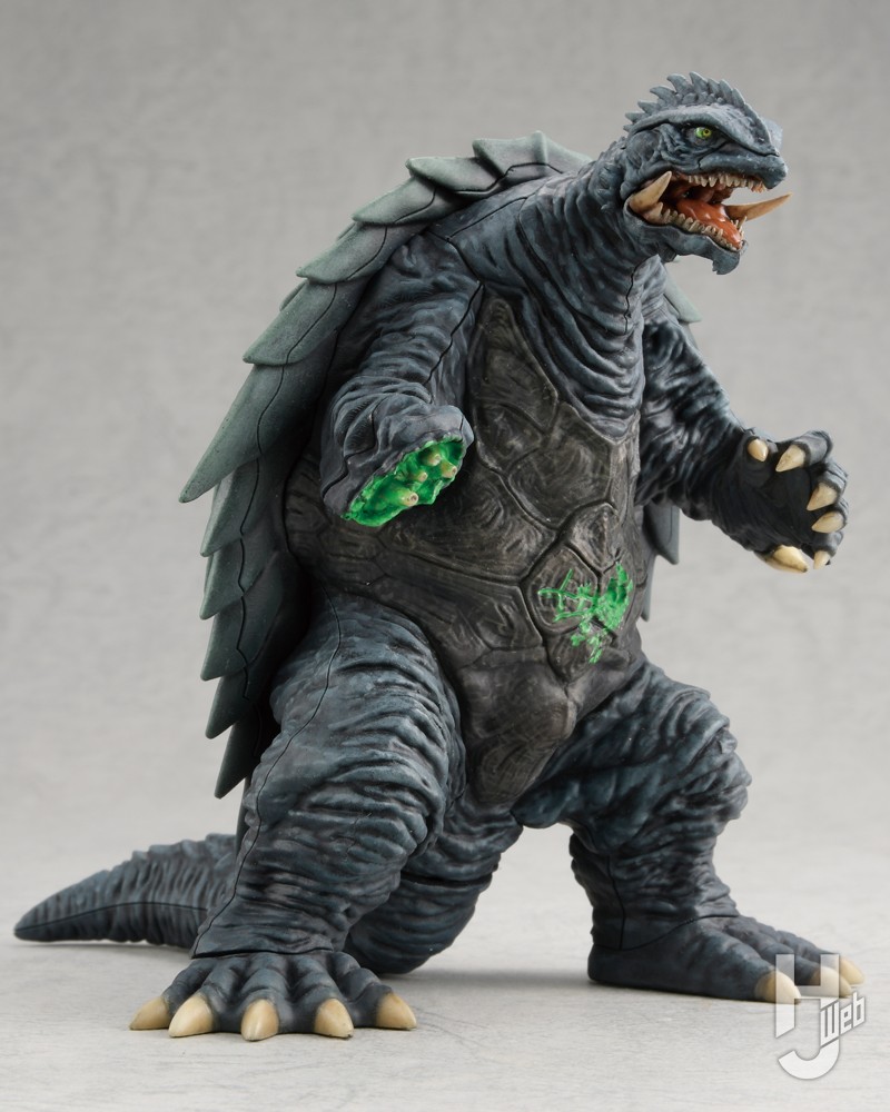 ガメラ」がプラキット化！一枚ずつ成形された甲羅パーツなど精密な造形