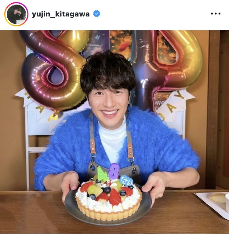 ゆず・北川悠仁、エプロン姿で誕生日ケーキを持って満面の笑顔！ファン