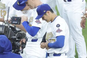 大谷翔平が大トリ登場で本拠地熱狂 念願のチャンピオンリング授与式で