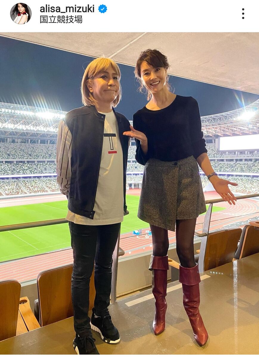 45歳・観月ありさ、膝上ミニで8頭身スタイル披露に「脚長すぎ