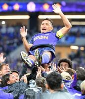 広島一筋21年・青山敏弘が引退式で男泣き「尊敬するサンフレッチェ