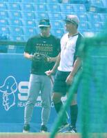 阪神 佐藤輝明が村上宗隆にバットを手渡す セ・リーグを代表する左の