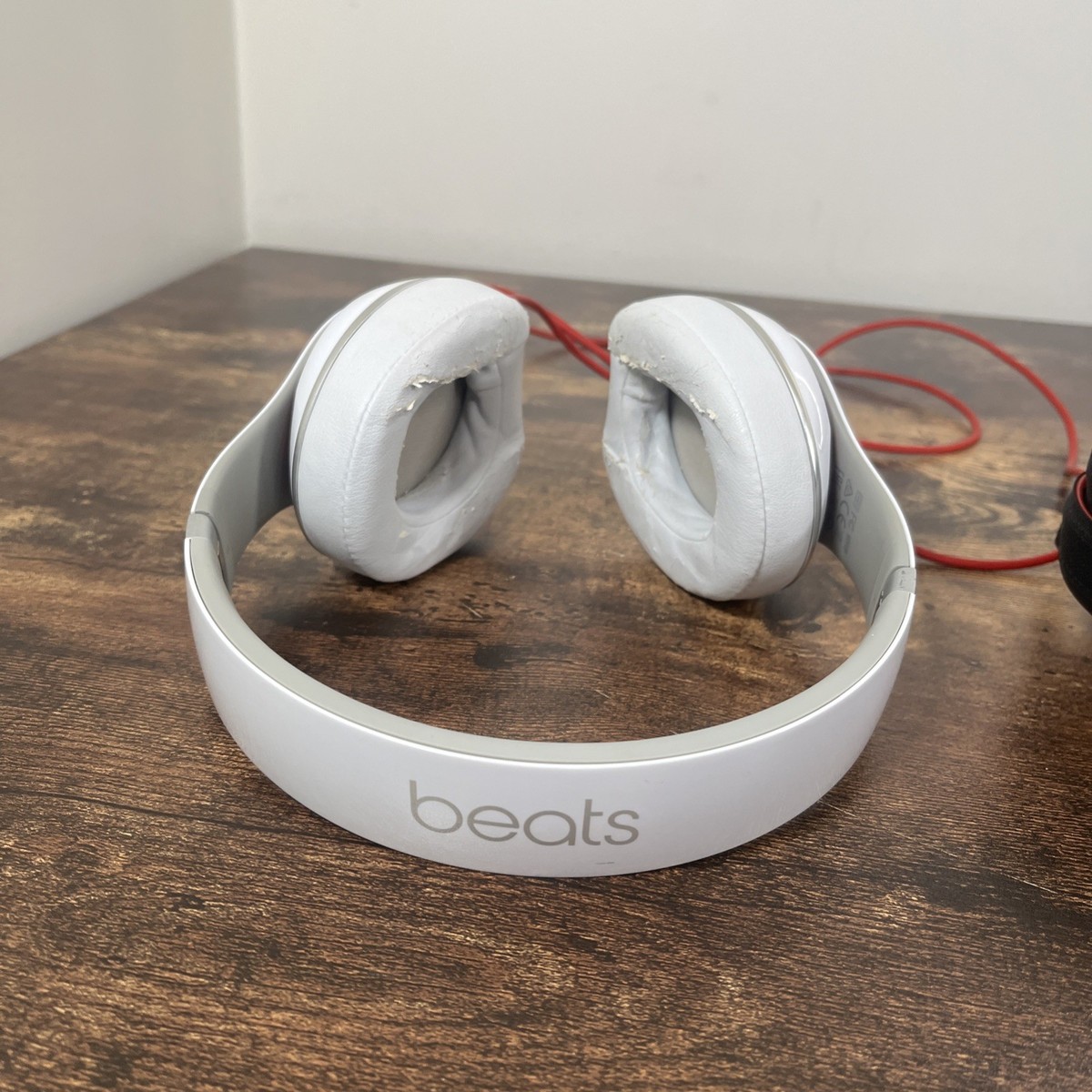 Beats by Dr Dre Studio 2.0 WIRED On-Ear headphones White Needs New